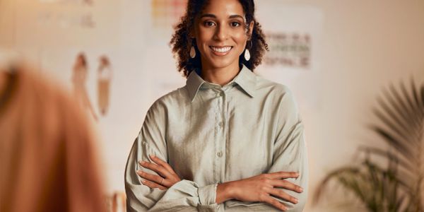 Jeune femme souriante avec les bras croisés.