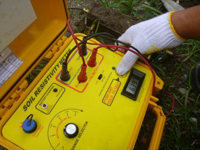 Mesureur de résistivité du sol en cours d'utilisation.