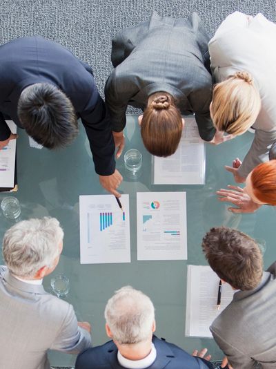 Gestionnaires autour d’une table ronde analysent des résultats de performance d’une PME