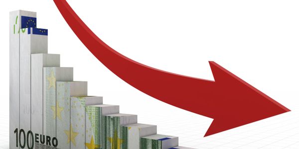 Red arrow pointing down over declining euro banknotes stacked as steps.