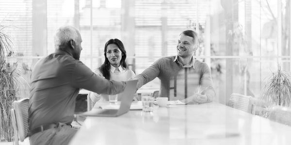 Personas felices con asesoría financiera