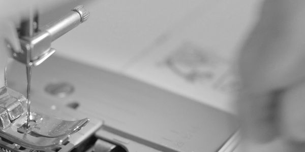 Close-up of sewing machine needle and bobbin area.
https://reuse-couture.preview.emergentagent.com/