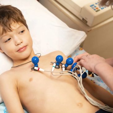Niño recibiendo un electrocardiograma.