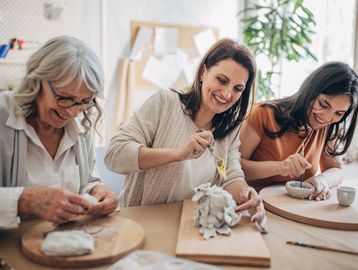Mujeres de diferentes edades disfrutando de la cerámica.
