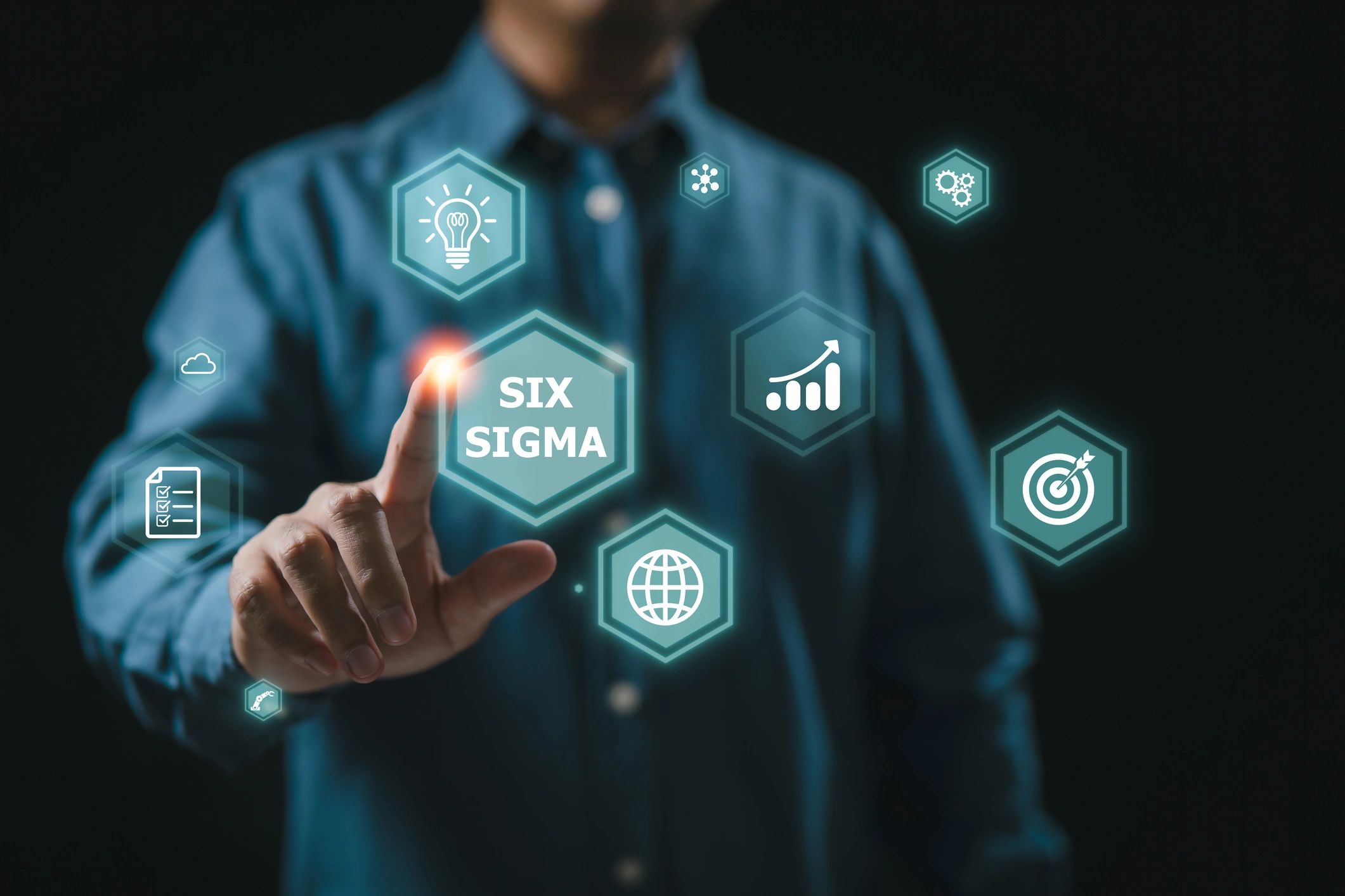 Hombre interactuando con íconos digitales de Six Sigma.