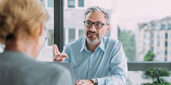 En glad kund, som sitter i möte med Anna Airosto-Gelin, för att planera digitalt innehåll.