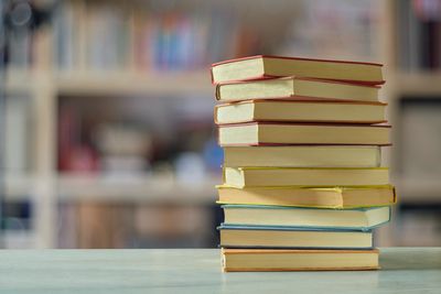 Unordentlicher Bücherstapel