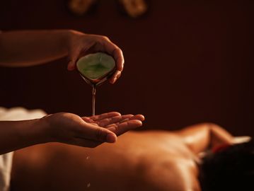 Ayurvedic oil massage , Abhyanga