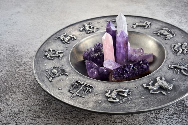 Amethyst crystals and zodiac symbols used in moon manifestation and spiritual workshops for energy 
