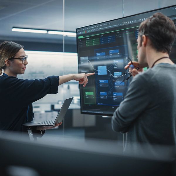 Network technician explaining IT issue to client 
