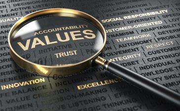 Lupa destacando la palabra "VALUES" entre otras palabras relacionadas.