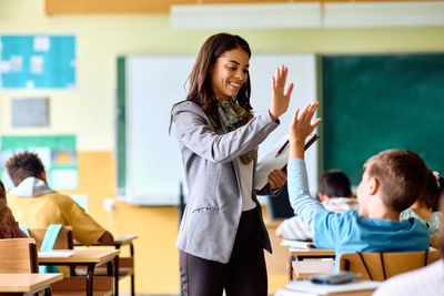 Teacher supporting the students 