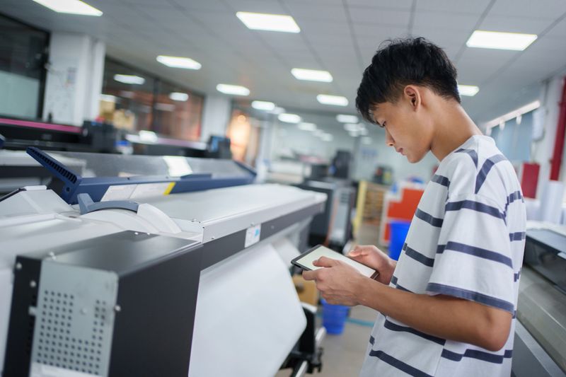 Technician patrols the intelligent printing machine