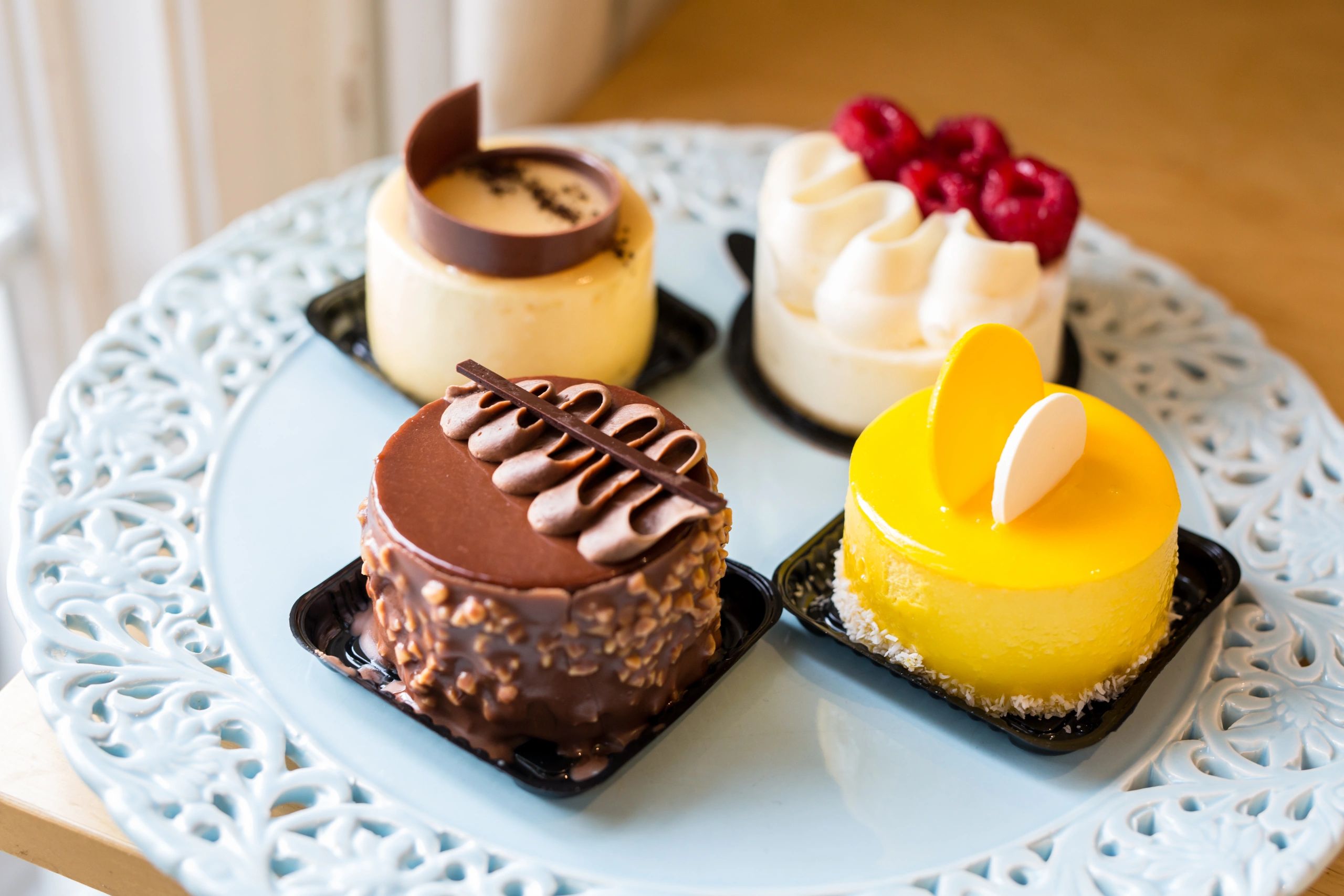 Elegantly created gourmet cake pucks are our specialty. With completely customizable flavors and fillings, the dessert world is your oyster. 
