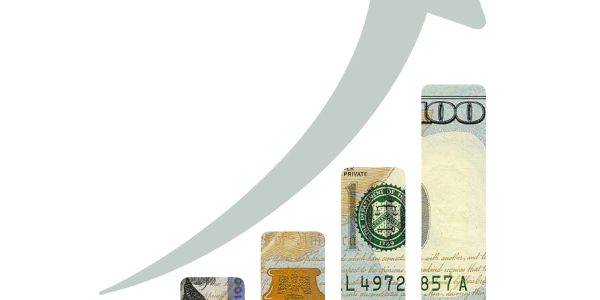 Gráfica ascendente con billetes de dólar.