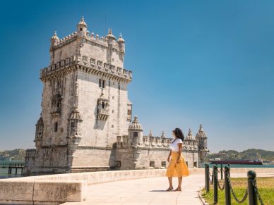 Mujer observando la Torre de Belém en Lisboa.
