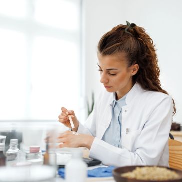 Vrouwelijke wetenschapper voert een experiment uit in het laboratorium.