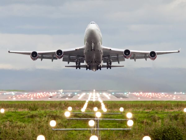Avião decolando com passsageiros e cargas abordo. 
