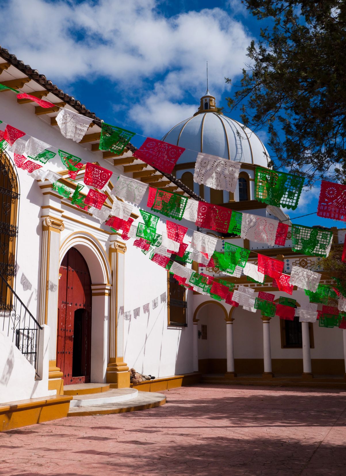 Evento religioso Reavivamiento 2023 con sesiones en español y cuidado de niños.