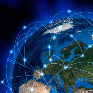 Vernetzter Globus mit leuchtenden Linien über Europa.