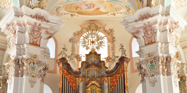 Órgão decorado dentro de uma igreja barroca.