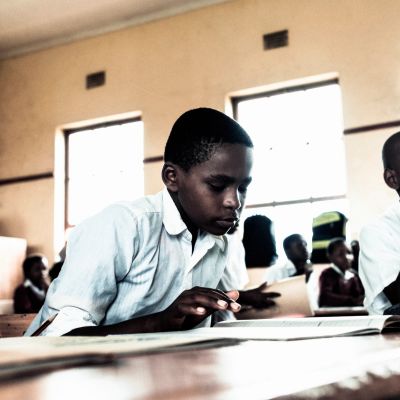 Garçon étudiant concentré en classe.