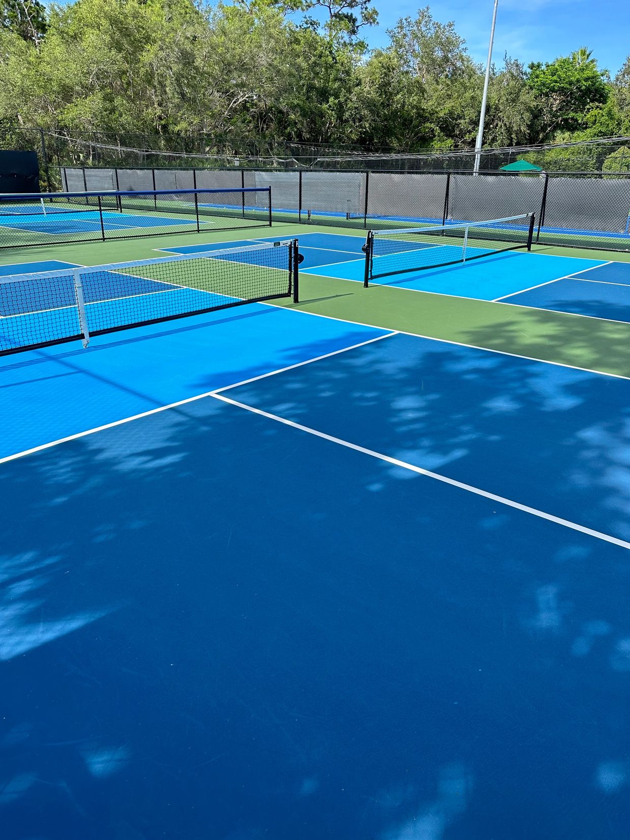Cushion X going down on a single tennis court
