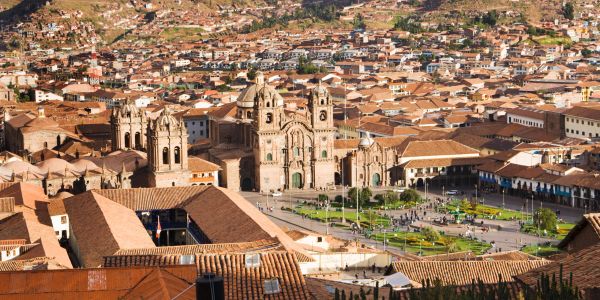 Vista aérea de la plaza central de Cusco, Perú, con su arquitectura colonial.