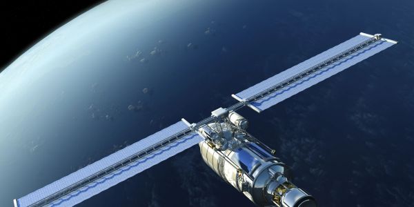 Космічний супутник на орбіті Землі.