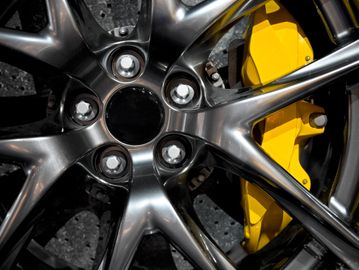 Gründliche Reinigung und Entfettung der Bremssättel, anschließend Lackierung in Wunschfarbe.