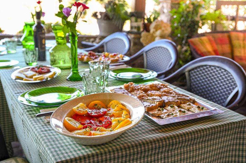 Tavolata tradizionale in un ambiente rustico