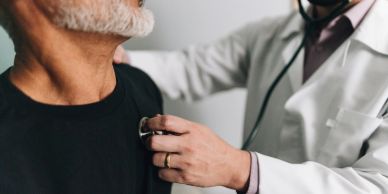 Doktor bir hastayı muayene ediyor.