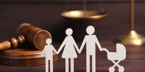 Representação de uma família e justiça.