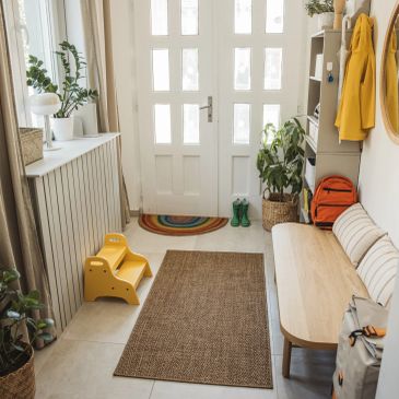 Bright and cozy entryway with plants and seating.