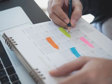Calendar with highlighted entries 