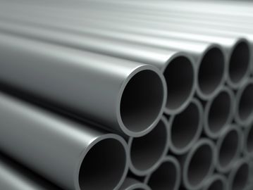 Metal boruların yığılmış görüntüsü.