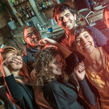 Grupo de amigos felices en un bar.