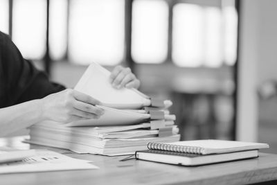 Services administratifs : gestion et organisation des documents professionnels.