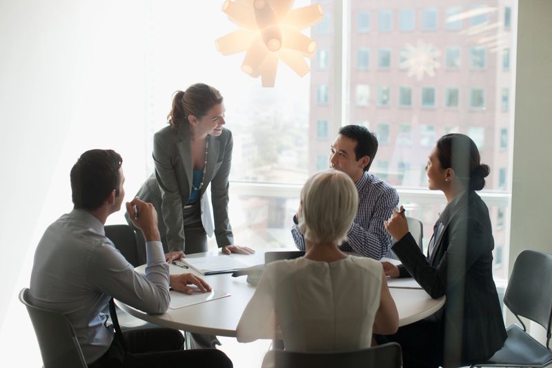 Gens d'affaires discutant dans les salles de réunion