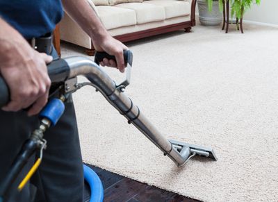 A man clean carpet Using the machine
