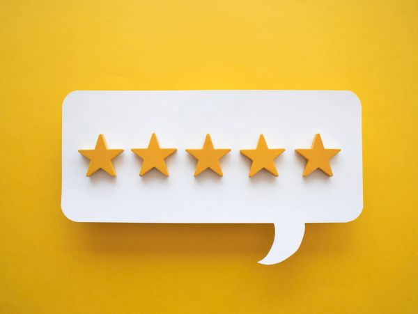 Five yellow stars in a white speech bubble on a yellow background.