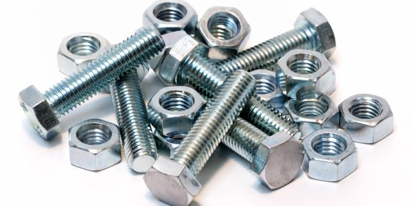 Metal civatalar ve somunlar.
