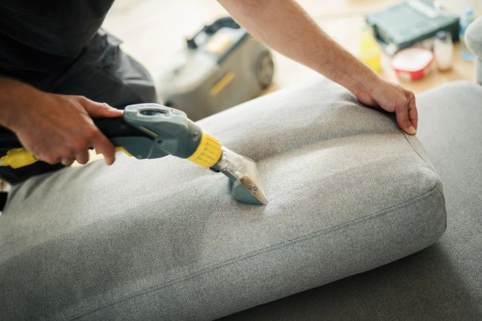 Nettoyage par injection-extraction d’une assise de canapé textile