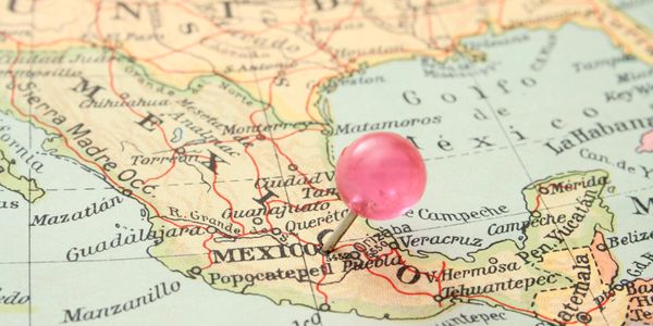 Mapa de México con chincheta rosa.