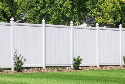 We offer Vinyl, Cedar wood and Chain link fencing.