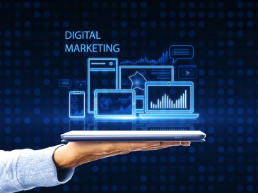 Concepto de marketing digital con dispositivos.