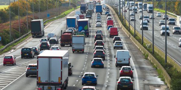 Drukke snelweg met file en vrachtwagens.