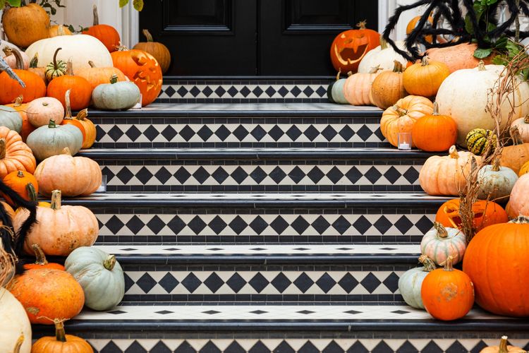 Pumpkins are placed on the sides of stepsz