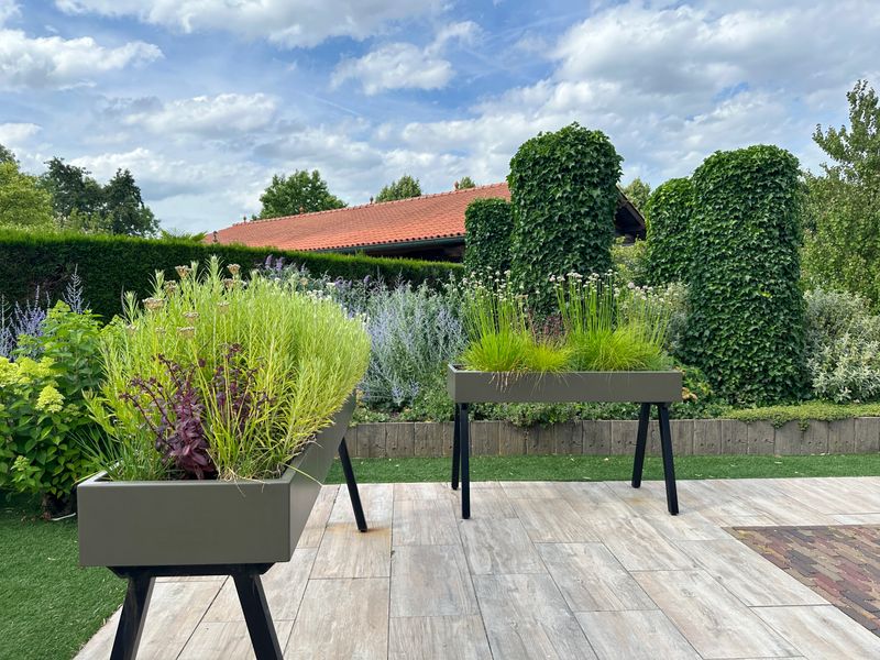 The raised garden is easy to care for (no stress on the back and knees). The narrow design planters fit on any patio. You get a nice component without losing space.
Minimalist style