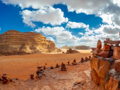 Paisaje desértico con montones de piedras apiladas.